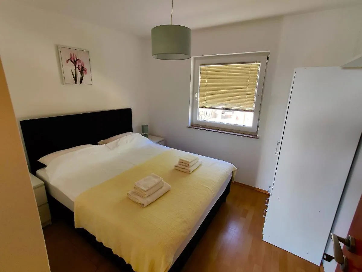 Apartments Lumar Palit 0*,